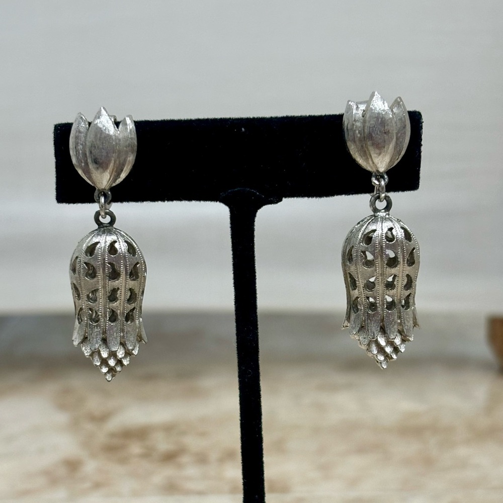 Trifari Vintage Signed 70s Rare Silver Tone Swinging Clip On Earrings - Picture 2 of 6